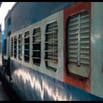 चलती ट्रेन से मोबाइल या पर्स गिरने पर क्या करें?