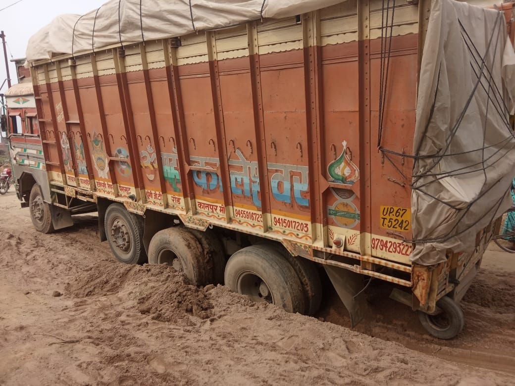 Truck stuck in potholes, jammed for four hours