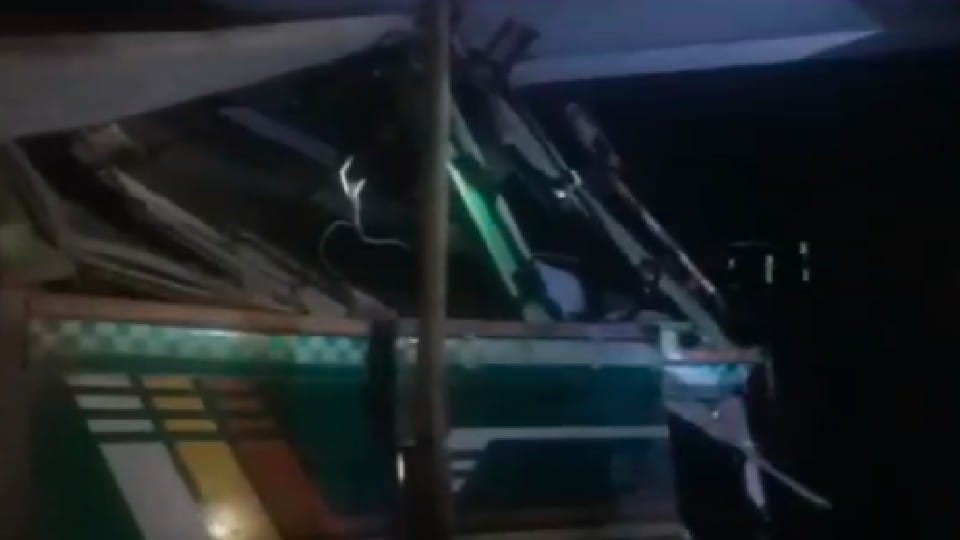 Dhar: Uncontrolled truck entered the shop, accident occurred due to tire burst
