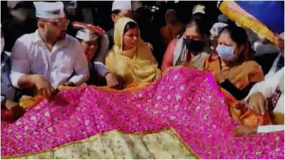 Delhi Chief Minister Arvind Kejriwal Offered Chadar At The Ajmer Sharif Dargah