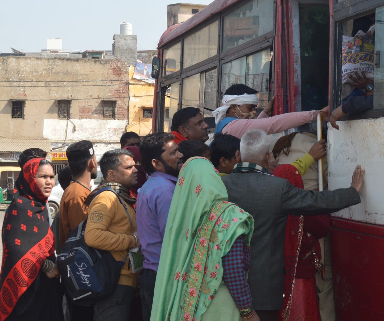Hathras: Due to lack of buses, passengers have to wait for hours