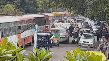 चुनाव ड्यूटी में जाती बसें