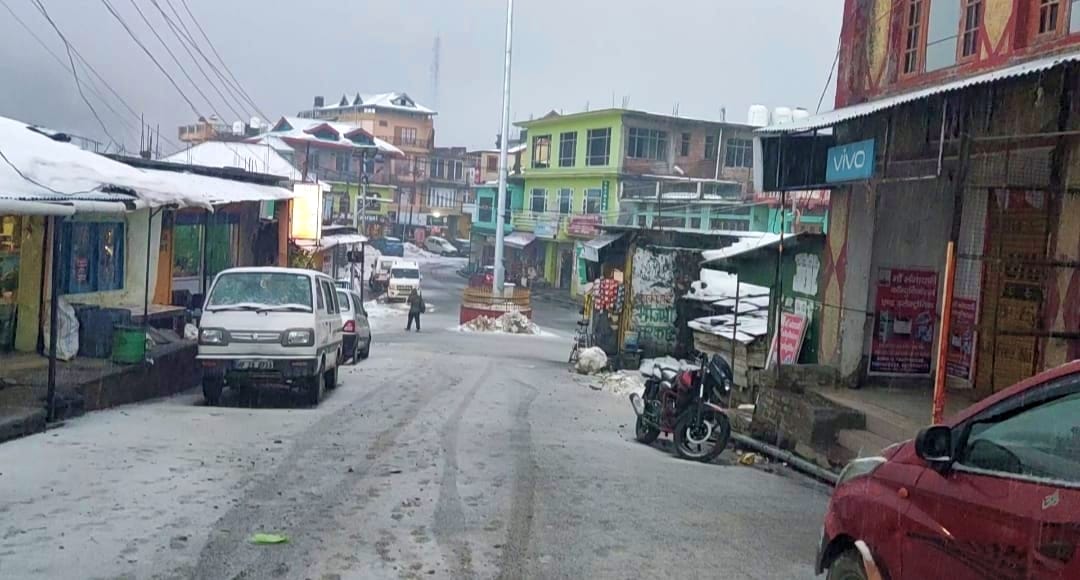 in sirmaur district weather again changerain and snwfall  beginpeople facing problem