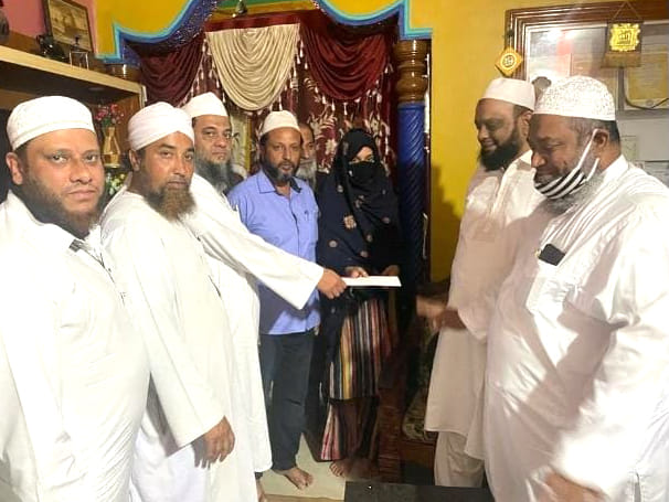 5 lakh check given to the girl student who opposed the ban on hijab