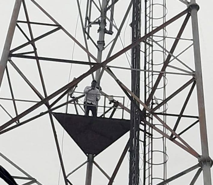 Municipal councilor climbed on the mobile tower