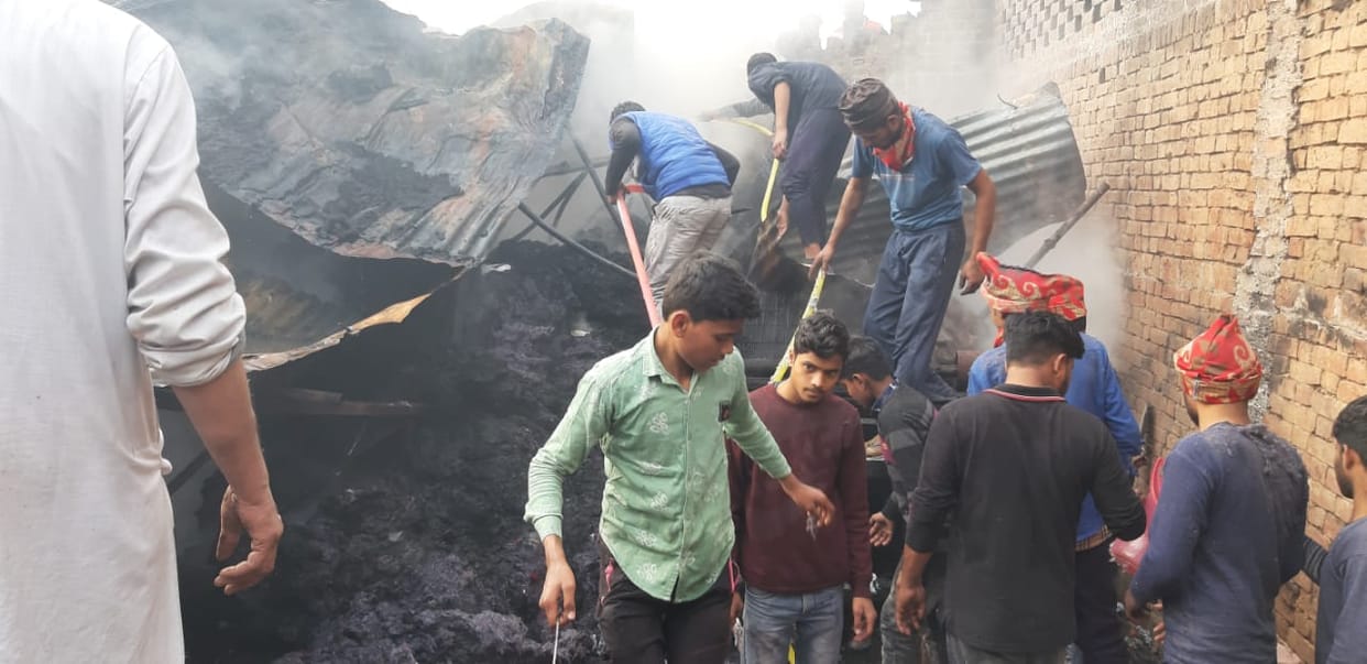 The fire broke out in the cotton machine factory, the workers saved their lives by running away