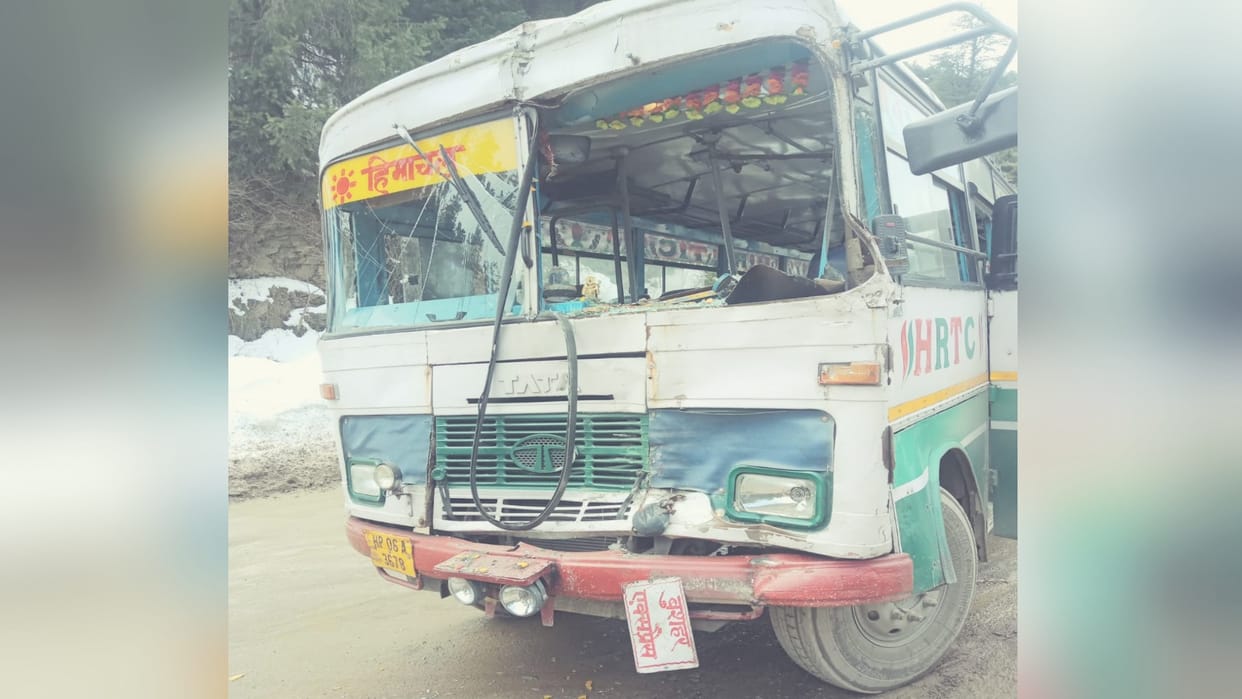 Accident Theog Shimla: HRTC bus collided with truck after skidding on snow, 13 passengers injured