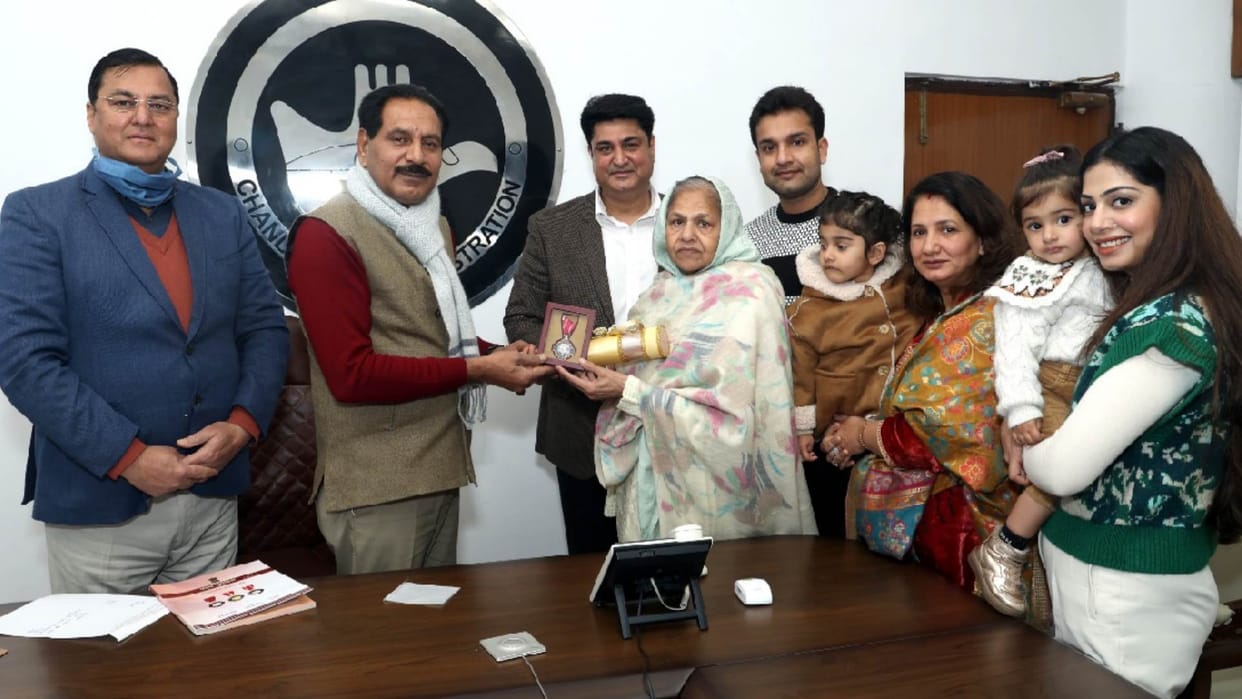 Padmashri award handed over to the family of Langar Baba in Chandigarh