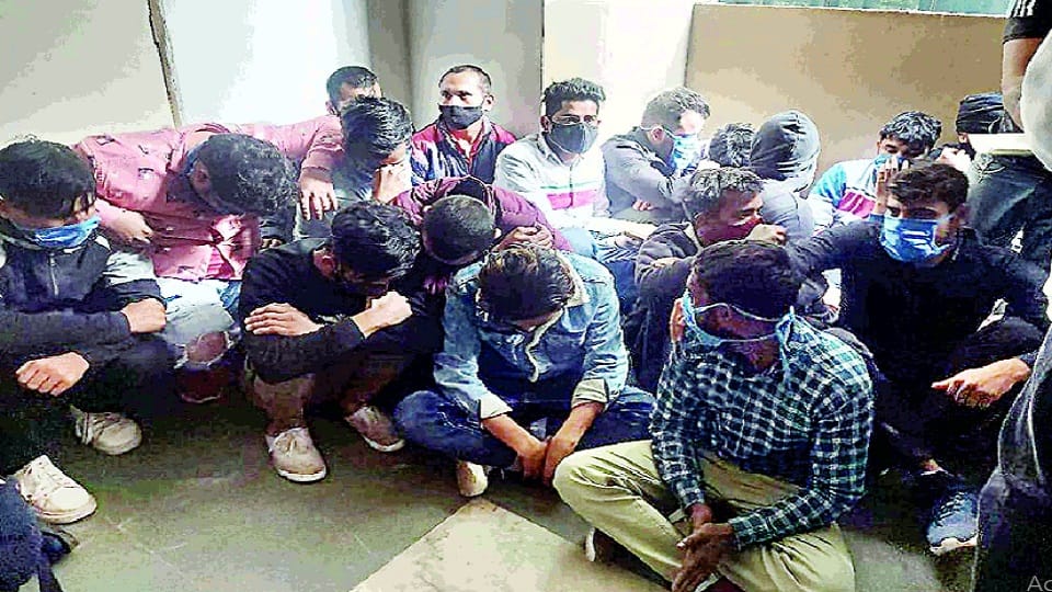 prostitution going on in sasaram oyo hotel located at badkhal chowk crime branch raided 14 girls and 20 boys arrested