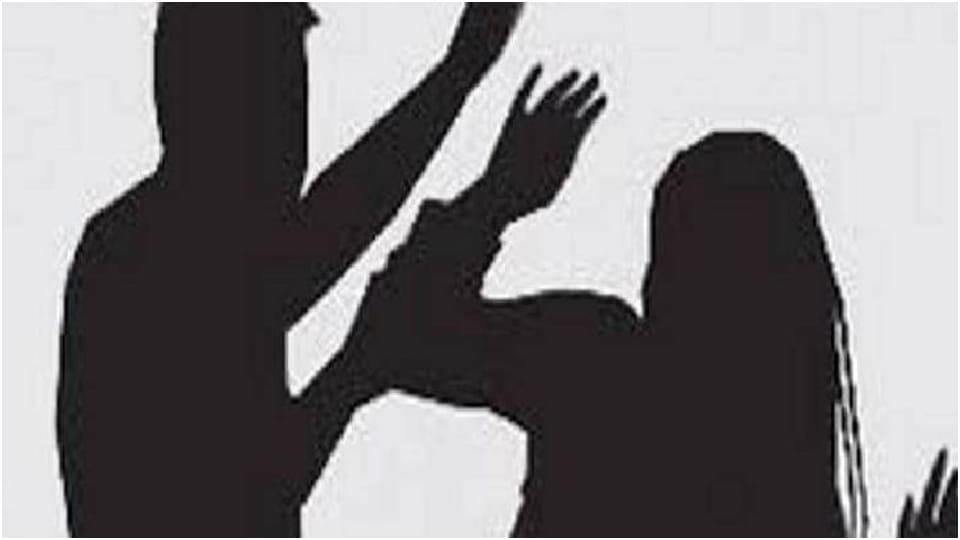 Attack on medical officer by entering SRN, thrashed by holding collar