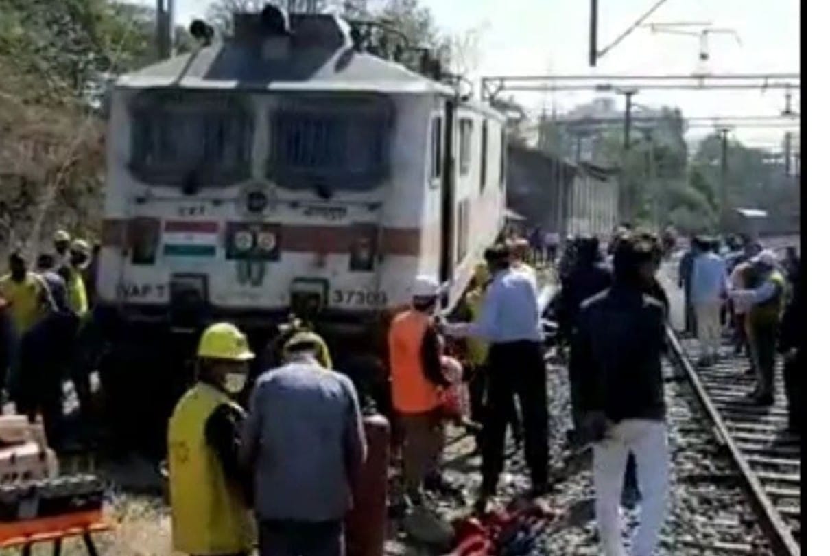 Indore: The engine reached the bushes after derailing, rail traffic was not disrupted ... brought on the track after hard work