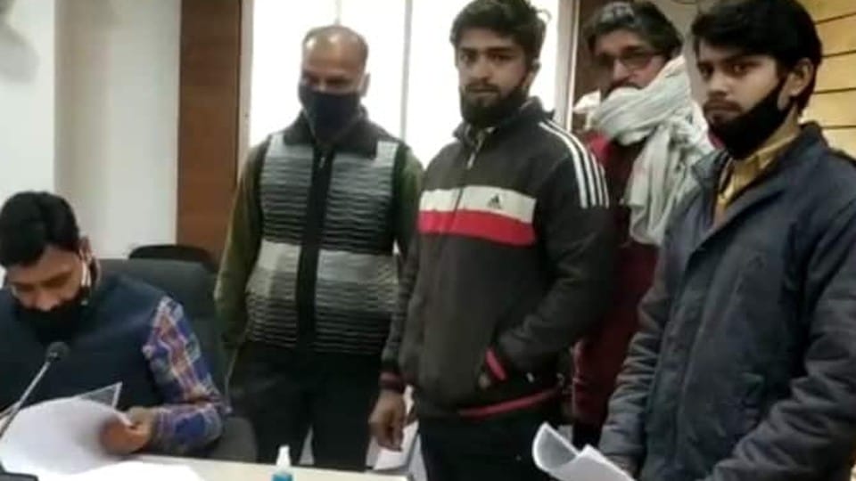 Indore: Application for corona ex-gratia amounting to living person as dead, Patwari made the call and revealed...