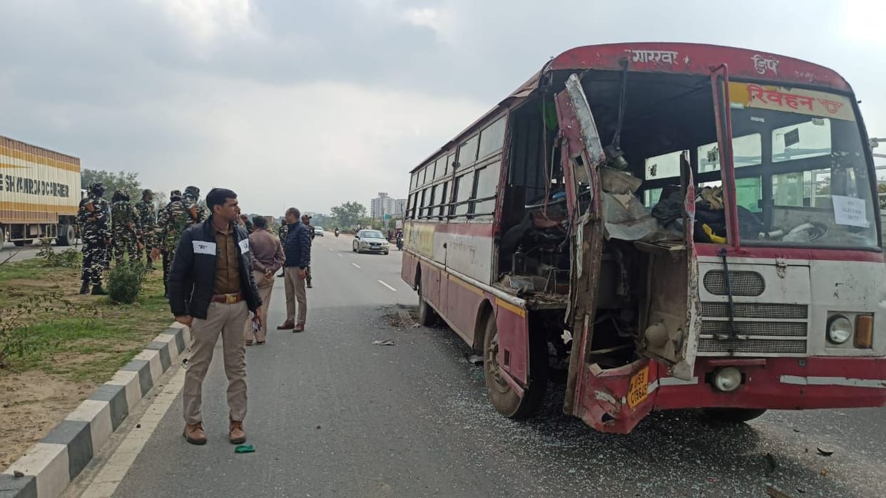 Mathura: Dumper collides with roadways bus going for election duty, driver injured