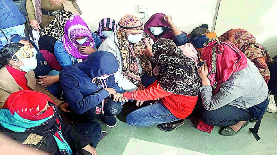 prostitution going on in sasaram oyo hotel located at badkhal chowk crime branch raided 14 girls and 20 boys arrested