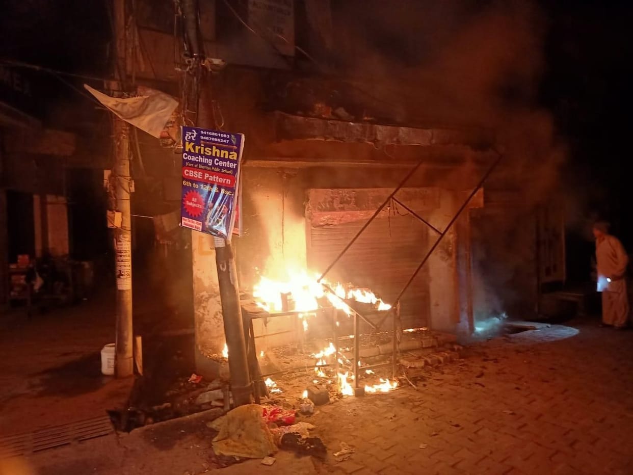 Fire in fruit shop, goods worth lakhs burnt