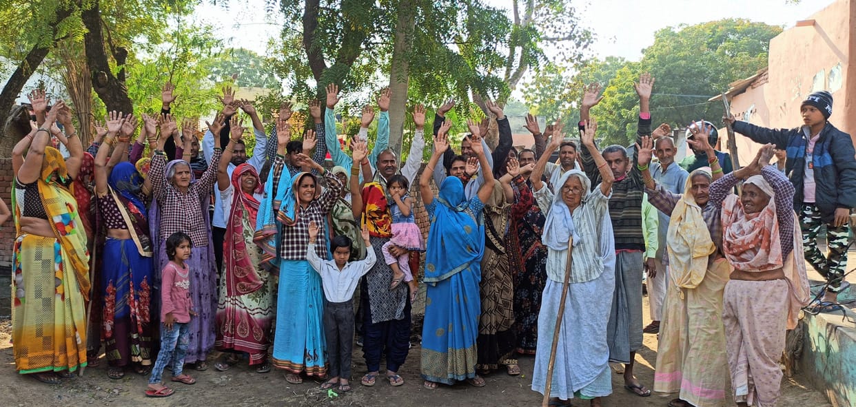 Hathras: Villagers angry due to waterlogging and road condition, voting boycott announced