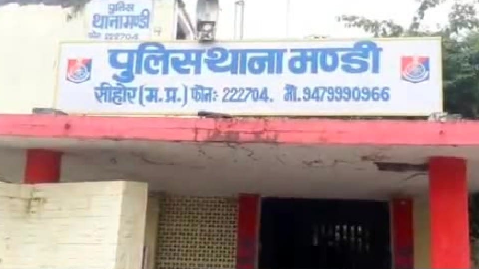 Sehore: A deranged woman was roaming on the Indore-Bhopal highway, the police showed readiness to meet the family members