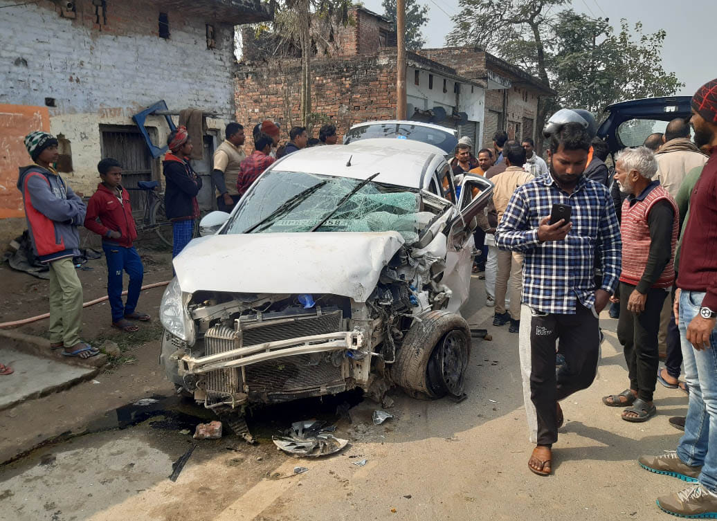 Uncontrolled car collided with wall, four injured including woman