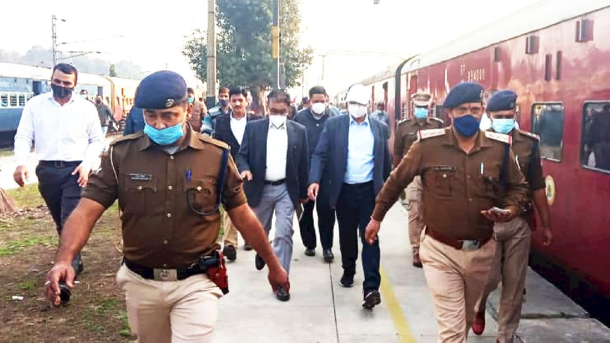inspection by railway GM in roza station