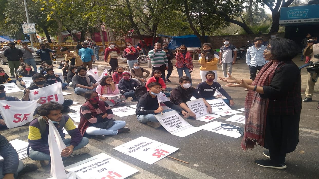 Delhi: Teachers also came along with students to protest against DU not opening, classes on the streets