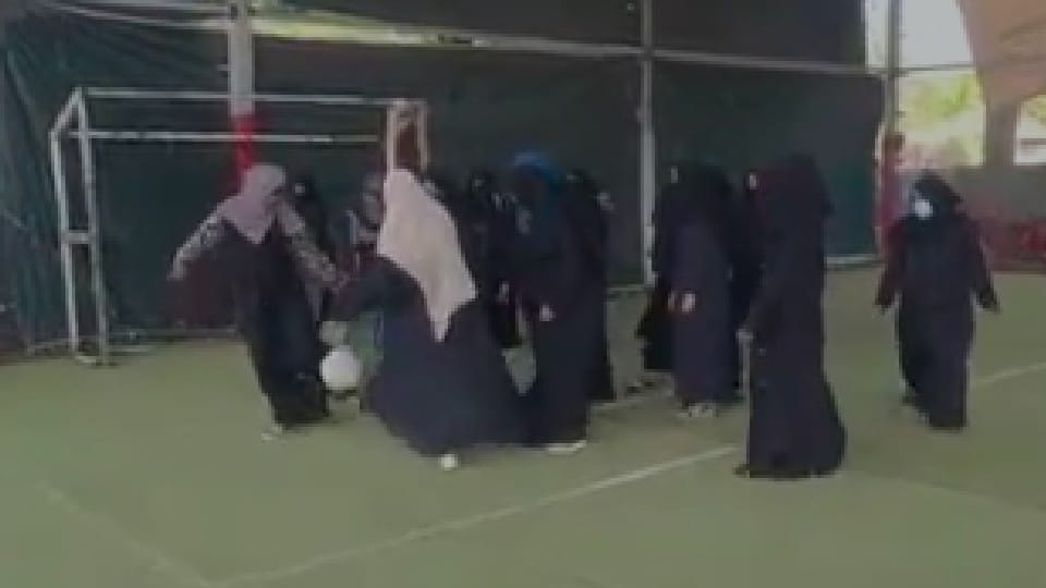 Unique protest against hijab controversy: girls played football-cricket wearing hijab in Bhopal, said - we are comfortable