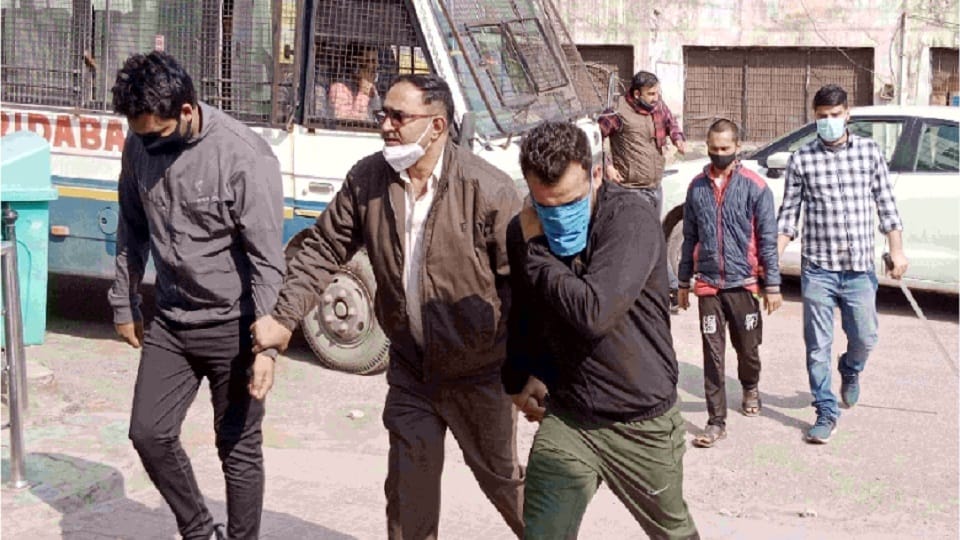 prostitution going on in sasaram oyo hotel located at badkhal chowk crime branch raided 14 girls and 20 boys arrested