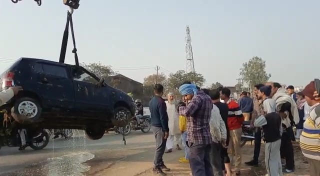 Car drowned in pond, driver saved his life by jumping
