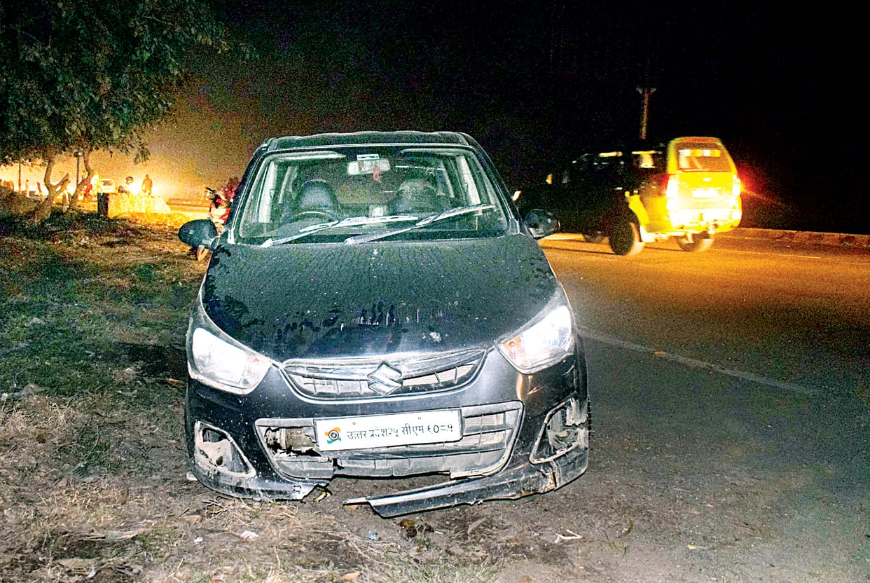 The car descended from the satellite flyover, climbed on the divider