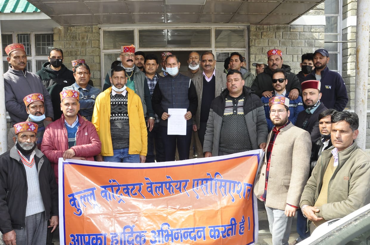 Hundreds of angry contractors raised slogans