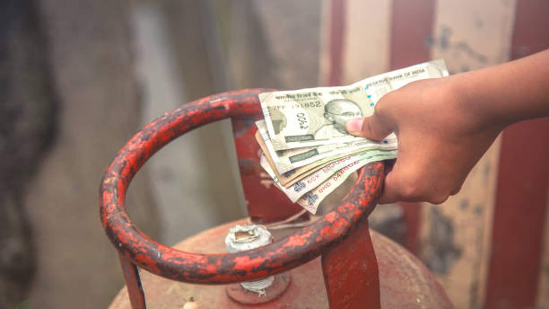 LPG Gas Cylinder Price Hiked more then rupees 50 know the latest rate here