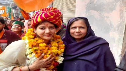 चुनाव प्रचार करती संगीत सोम की पत्नी।
