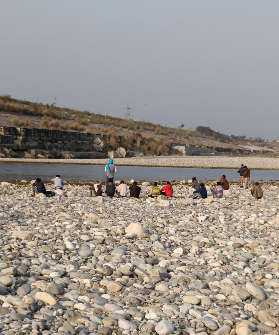 Mother-son crossing Yamuna river washed away in strong current of water, mother's body found, son is not known