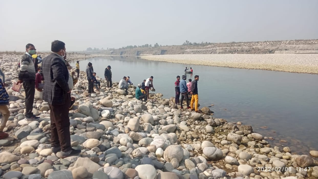 Dead body of woman found drowned in Yamuna river, search continues for son