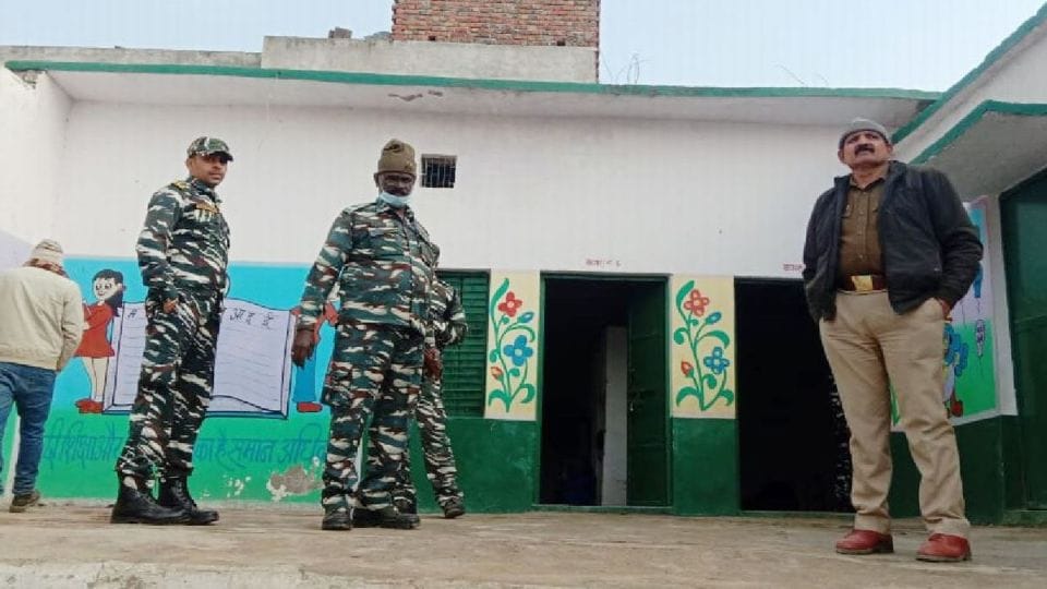 up election 2022: Women polling personnel went on election duty with her children in Agra