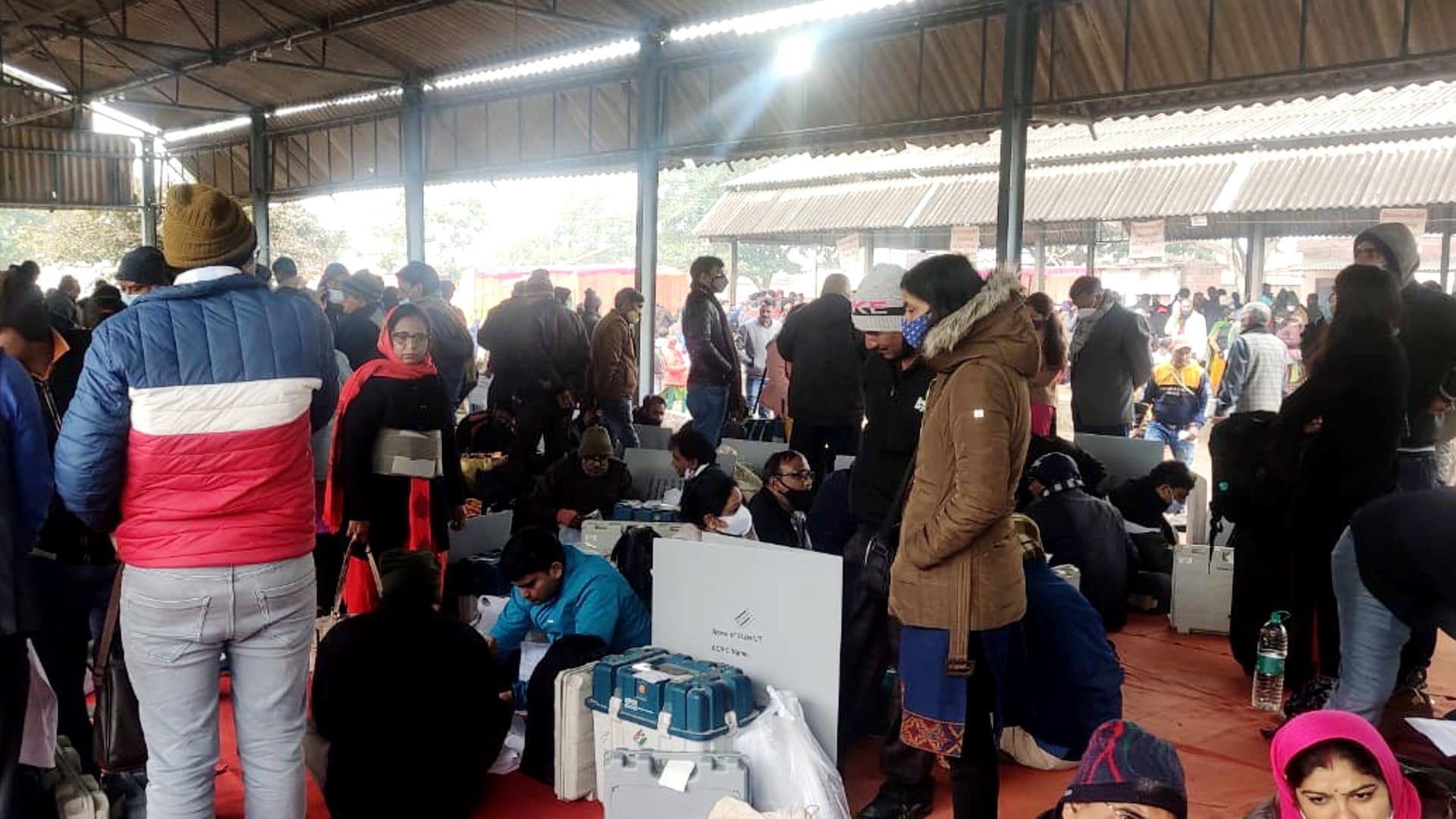 up election 2022: Women polling personnel went on election duty with her children in Agra
