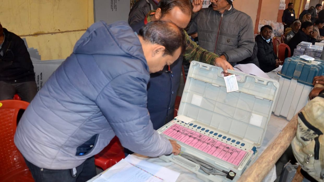 Up elections More than 10 control rooms set up in Agra for polling