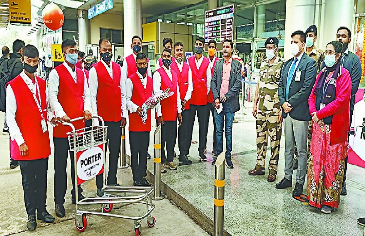 Paid porter facility started at varanasi airport passengers will get facility for fixed fee