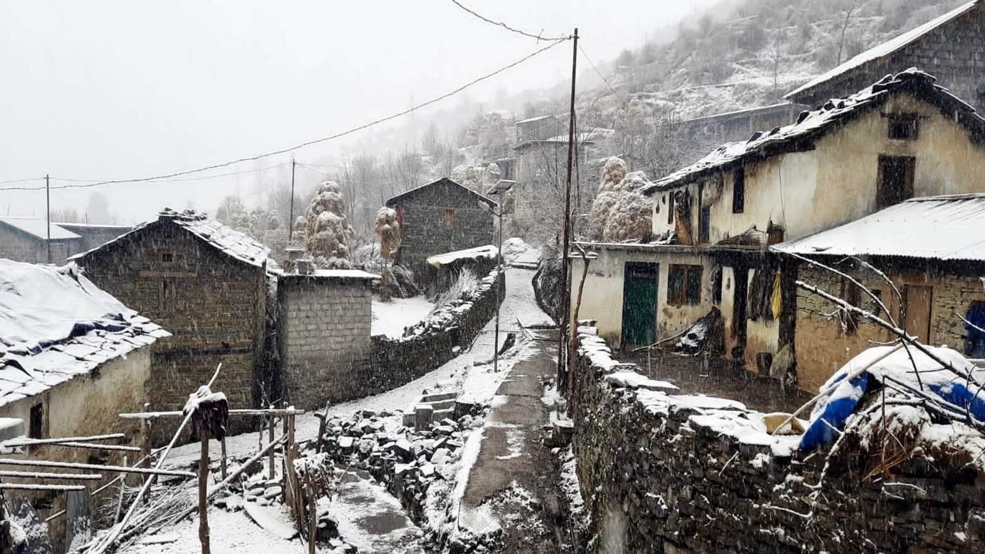 Uttarakhand : Snowfall in Mussoorie including Badri-Kedar, see photos