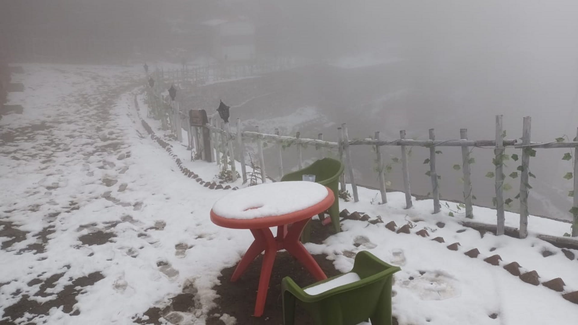 Uttarakhand : Snowfall in Mussoorie including Badri-Kedar, see photos