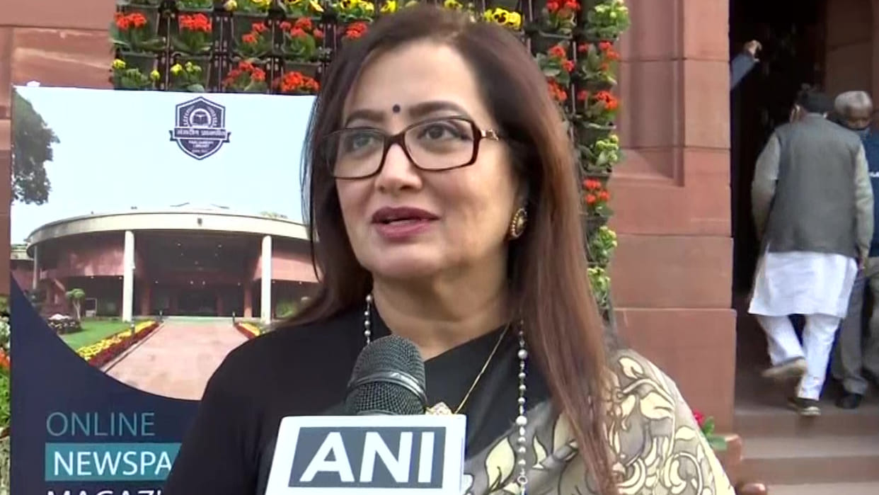 Karnataka Hijab Row Sumalatha Ambareesh Slams Priyanka Gandhi Said That You Wear Bikini On Beach Pool you dont wear it in school 