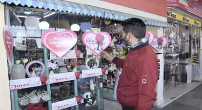 वेलेंटाइन डे के लिए सजीं दुकानें।