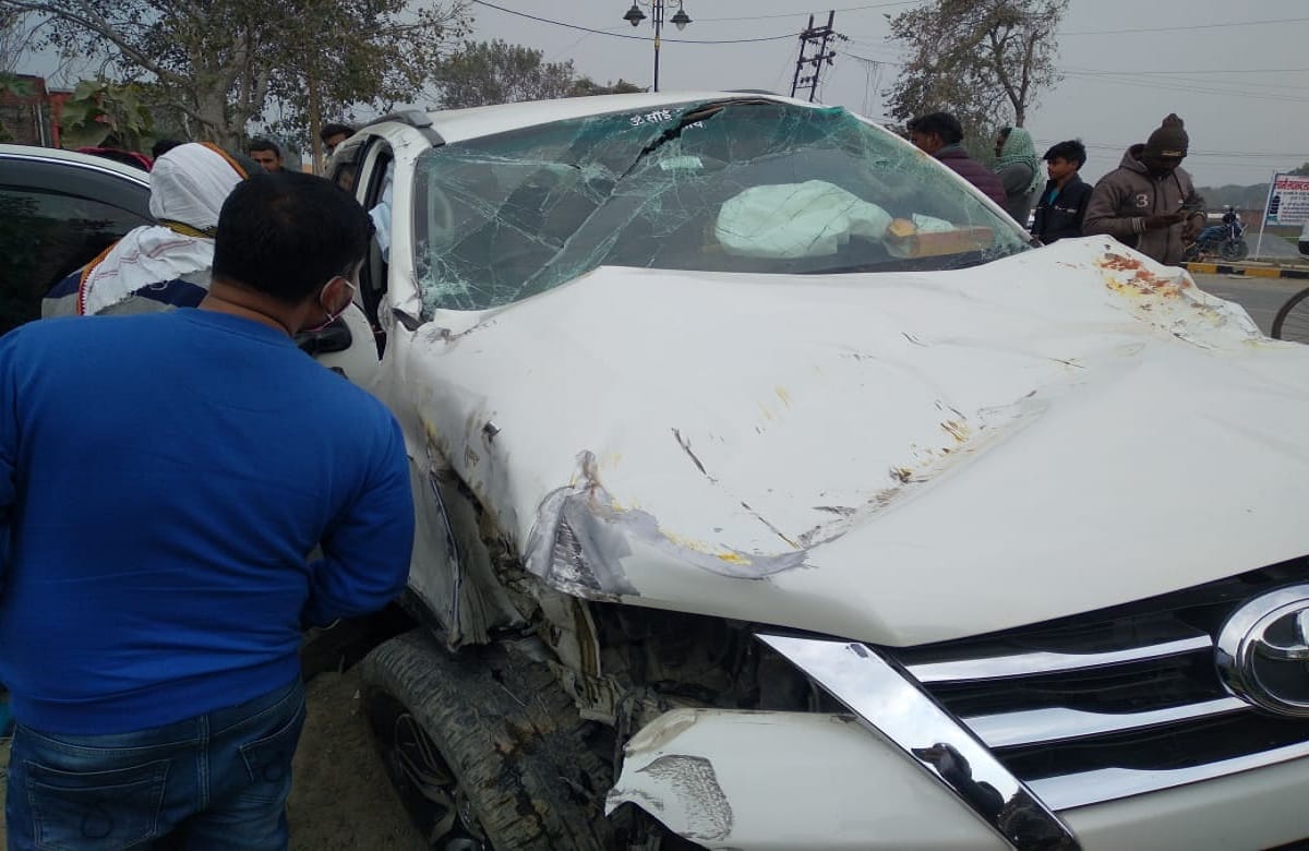 Road accident in Varanasi overspeed Fortuner overturns due to tire burst driver narrowly saved life