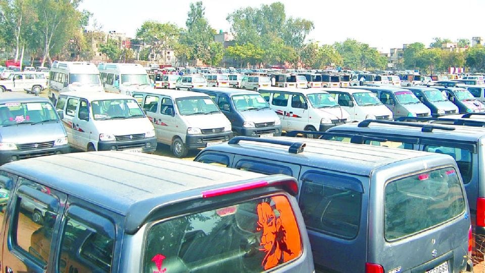traffic diversion due to polling parties leave and return in Agra