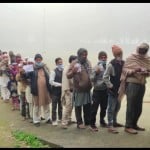 मतदान करने पहुंचे मतदाता
