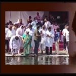 लता मंगेशकर की अस्थियां विसर्जित करते हुए उनका परिवार