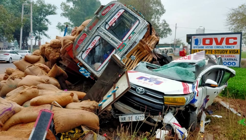 Paddy-laden truck collided with Dial 112 ERV, one policeman killed, another critical