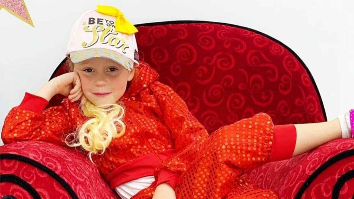 7 year old youtuber anastasia radzinskaya become billionaire earns crores in a month by youtube