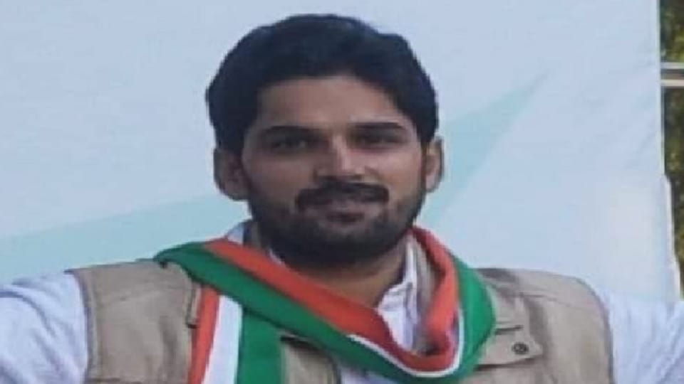 accused of tearing the pictures of Indira-Rajiv in the party office fell on the YuC leader, expelled for six years