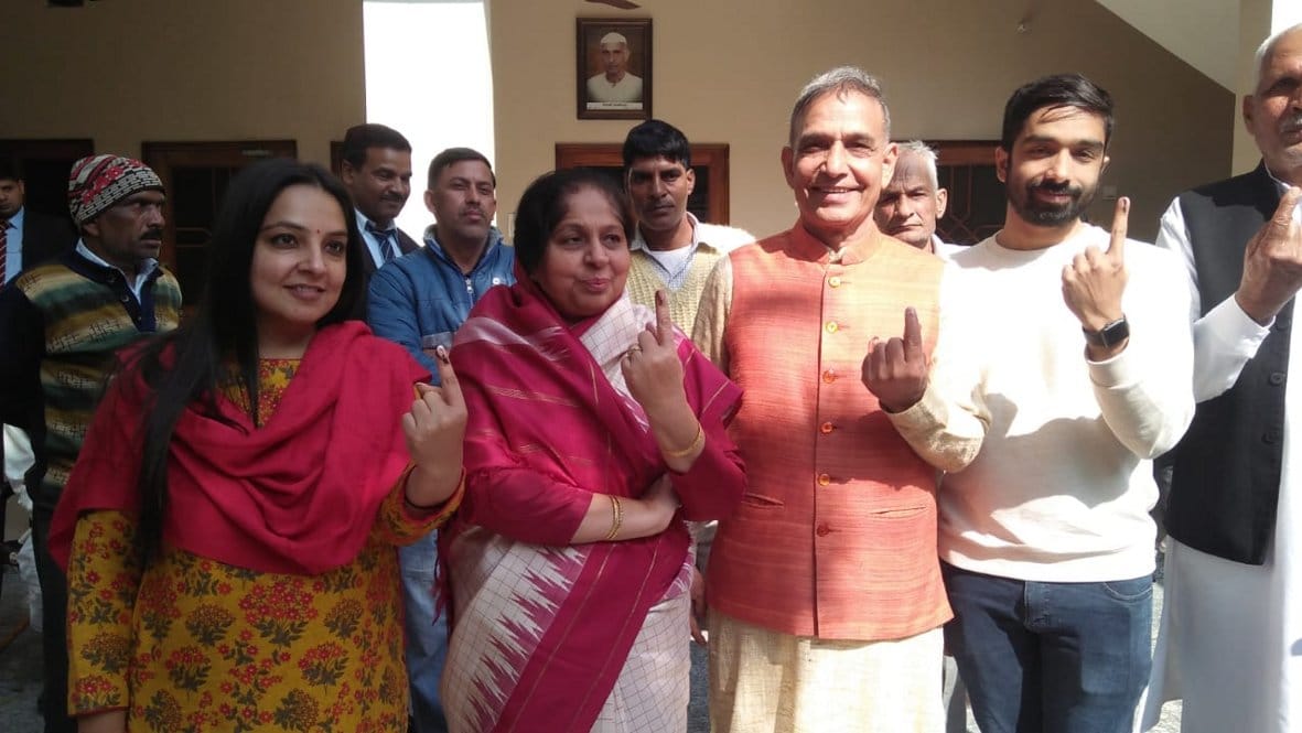 Peaceful 65.42 percent polling in Baghpat, candidates' fate imprisoned in EVMs