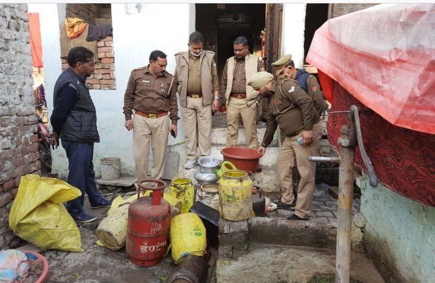 Hathras: 55 liters of raw liquor recovered, 350 kg of Lahan shed in drains